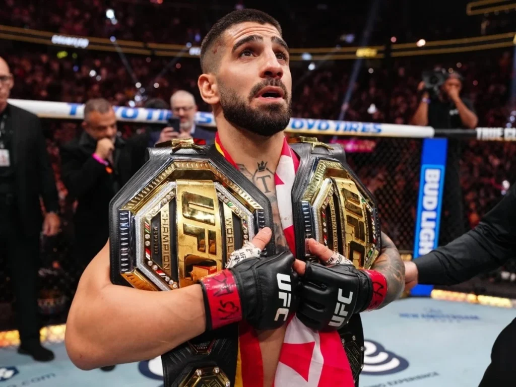 “Ilia Topuria peleando en UFC, destacando su estilo de campeón de la MMA”
